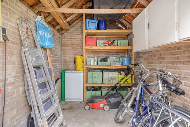 Spacious family home with 5 bedrooms in popular Boeimeer neighborhood — 51