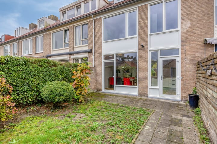 Spacious family home with 5 bedrooms in popular Boeimeer neighborhood — 61
