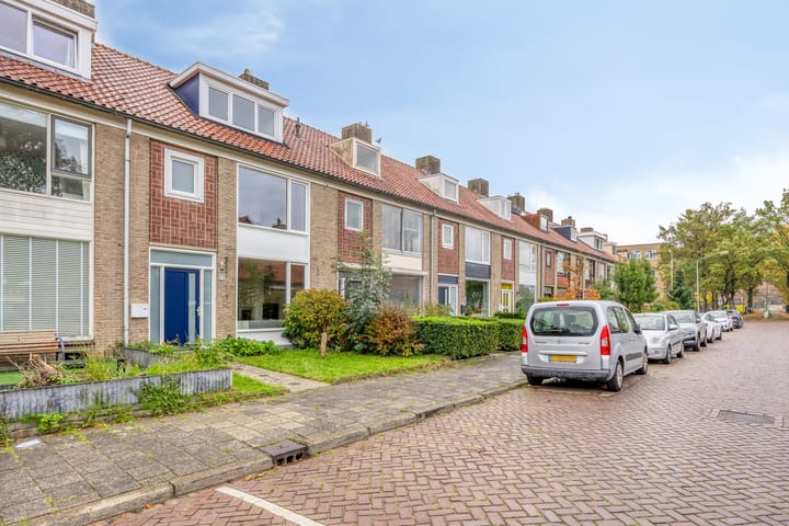 Spacious family home with 5 bedrooms in popular Boeimeer neighborhood — 103