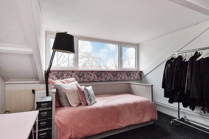 Spacious Double Upper House with 4 Bedrooms in Popular Bomenbuurt — 63