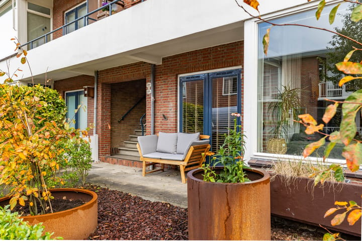 Move-in ready ground floor apartment with lovely backyard and canopy — 12