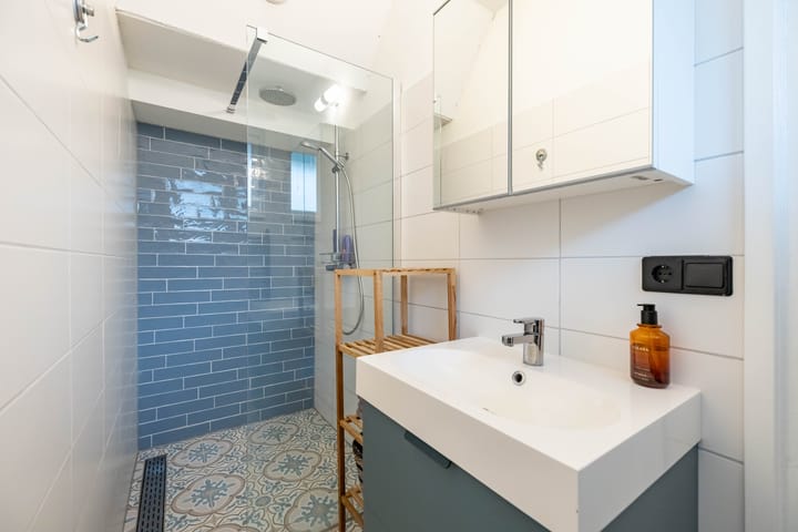 Move-in ready ground floor apartment with lovely backyard and canopy — 46