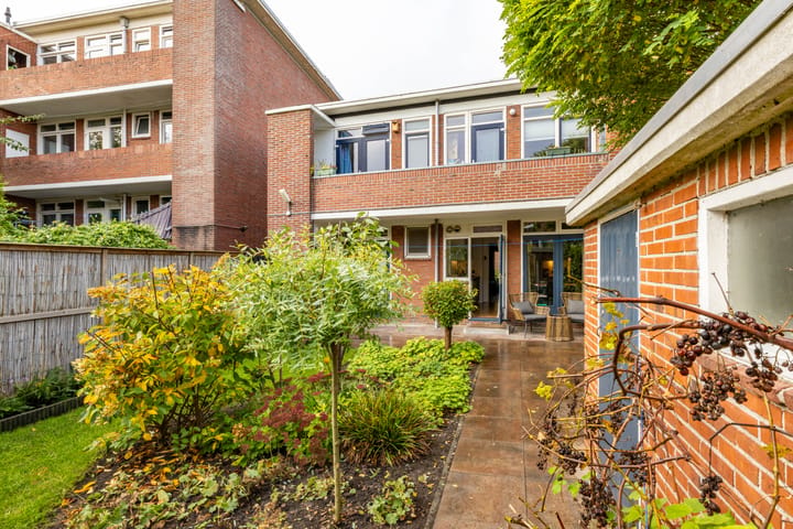 Move-in ready ground floor apartment with lovely backyard and canopy — 64