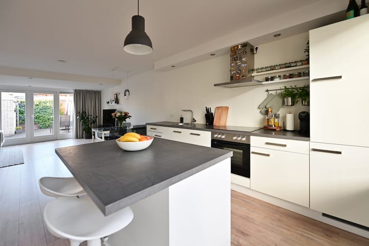 Atmospheric 1920s terraced home near Hilversum center with sunny garden — 17