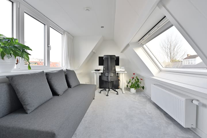 Atmospheric 1920s terraced home near Hilversum center with sunny garden — 25