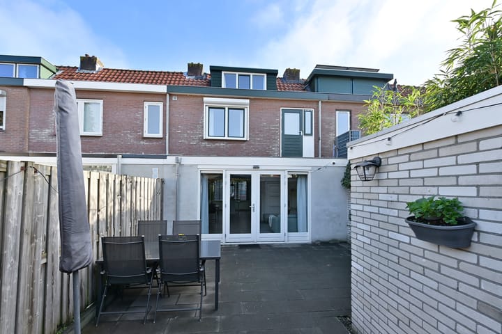 Atmospheric 1920s terraced home near Hilversum center with sunny garden — 29
