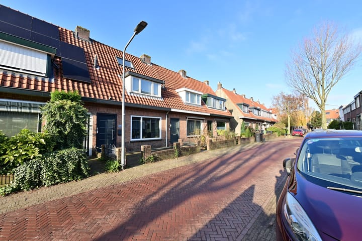 Atmospheric 1920s terraced home near Hilversum center with sunny garden — 31