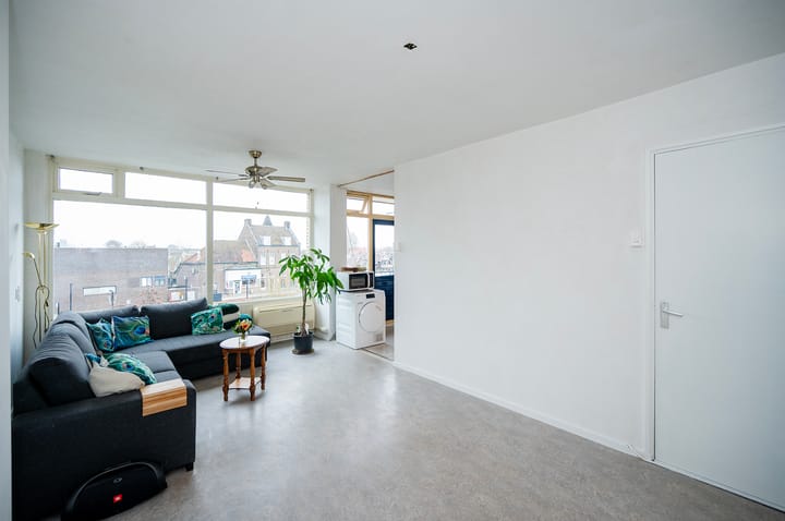 Bright 3-Room Apartment with Two Balconies Near Station and Town Centre — 16