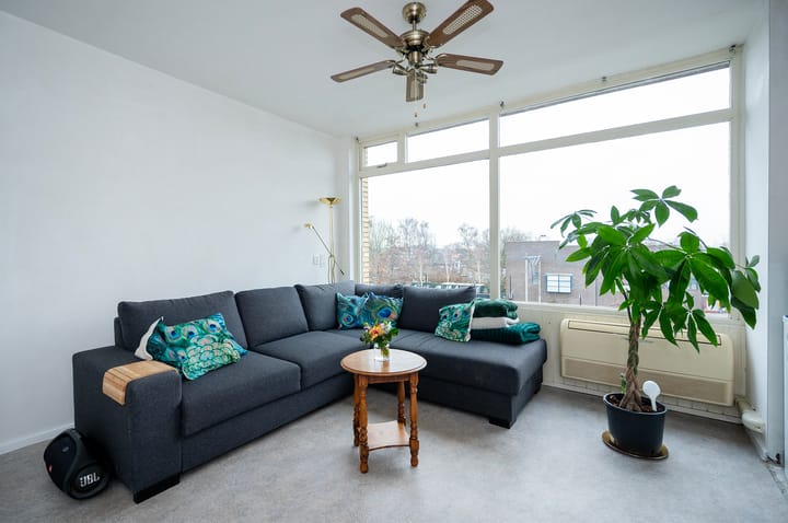 Bright 3-Room Apartment with Two Balconies Near Station and Town Centre — 18