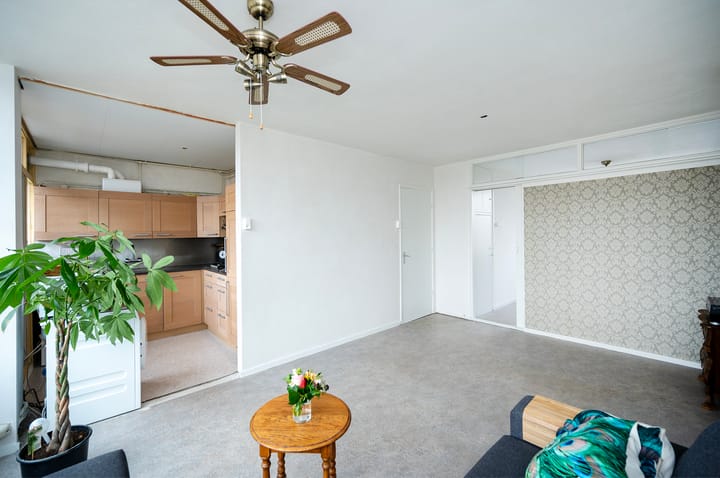 Bright 3-Room Apartment with Two Balconies Near Station and Town Centre — 20