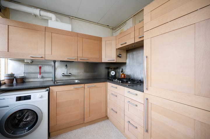 Bright 3-Room Apartment with Two Balconies Near Station and Town Centre — 22