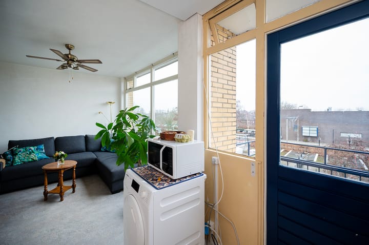 Bright 3-Room Apartment with Two Balconies Near Station and Town Centre — 24