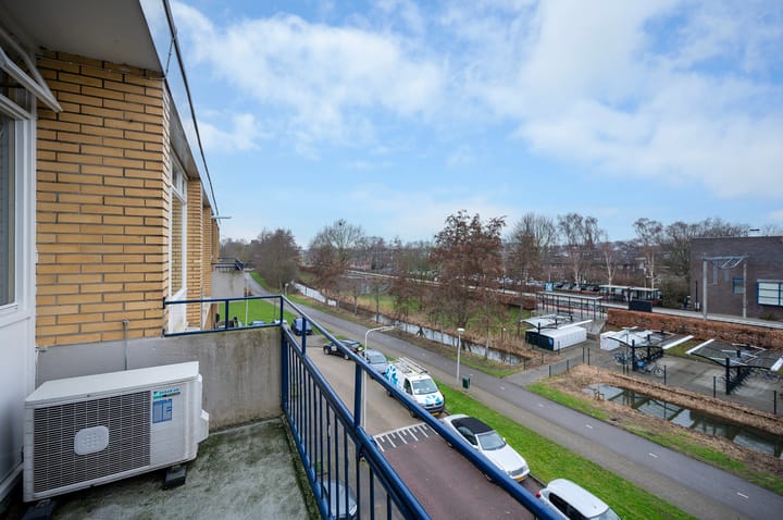 Bright 3-Room Apartment with Two Balconies Near Station and Town Centre — 26