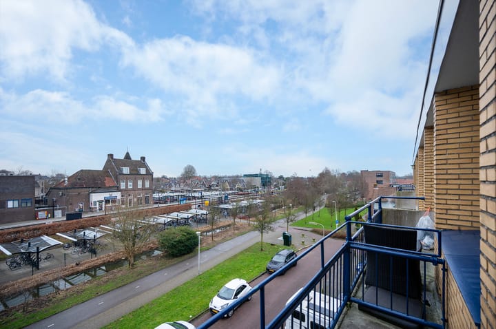 Bright 3-Room Apartment with Two Balconies Near Station and Town Centre — 28