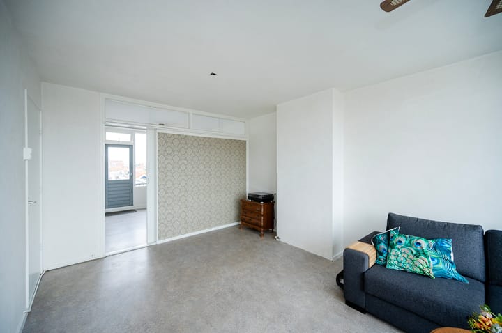 Bright 3-Room Apartment with Two Balconies Near Station and Town Centre — 30
