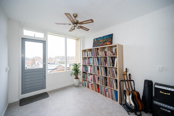 Bright 3-Room Apartment with Two Balconies Near Station and Town Centre — 32