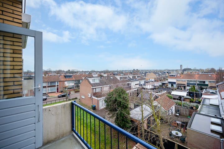 Bright 3-Room Apartment with Two Balconies Near Station and Town Centre — 34