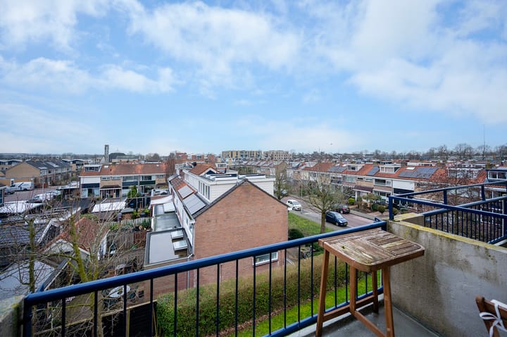 Bright 3-Room Apartment with Two Balconies Near Station and Town Centre — 37