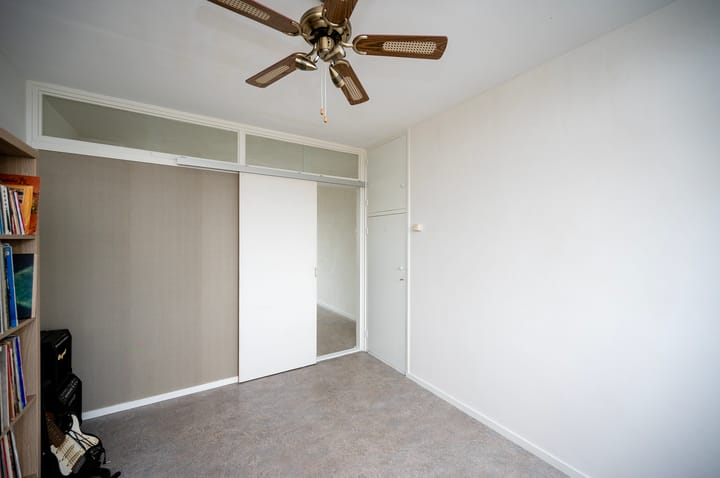 Bright 3-Room Apartment with Two Balconies Near Station and Town Centre — 39