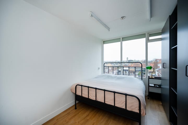 Bright 3-Room Apartment with Two Balconies Near Station and Town Centre — 41