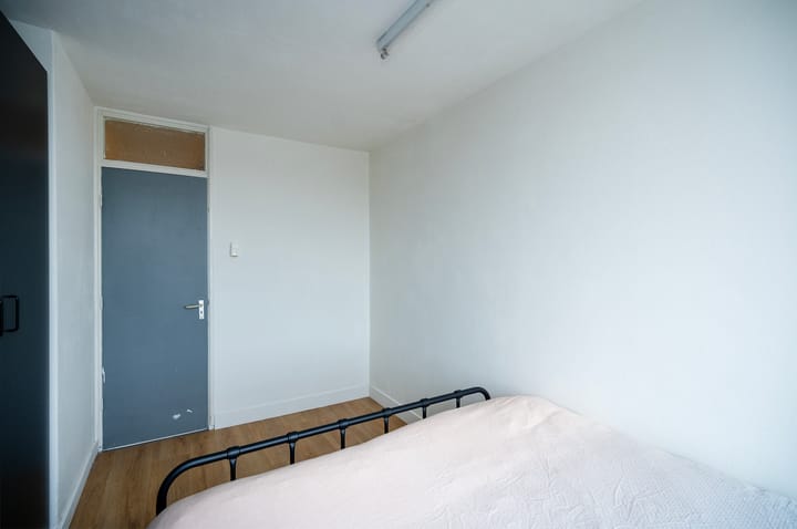 Bright 3-Room Apartment with Two Balconies Near Station and Town Centre — 43