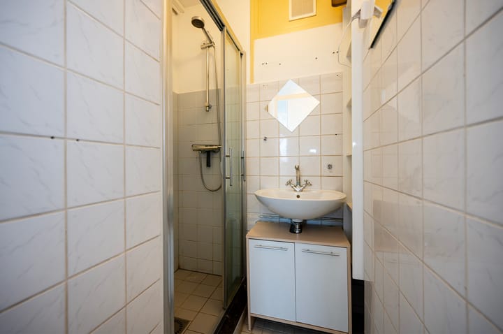 Bright 3-Room Apartment with Two Balconies Near Station and Town Centre — 45