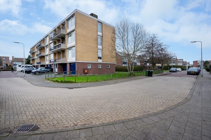 Bright 3-Room Apartment with Two Balconies Near Station and Town Centre — 47