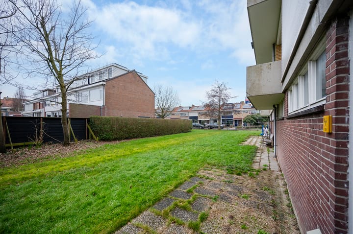 Bright 3-Room Apartment with Two Balconies Near Station and Town Centre — 49