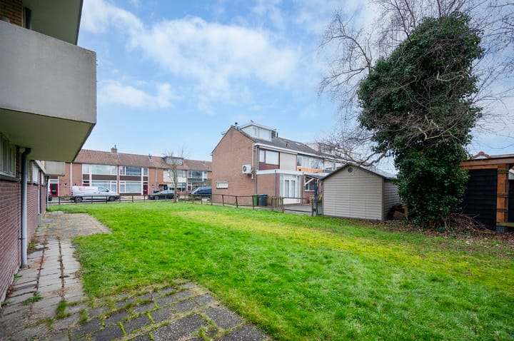 Bright 3-Room Apartment with Two Balconies Near Station and Town Centre — 51