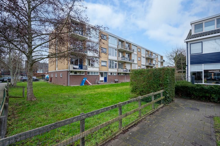 Bright 3-Room Apartment with Two Balconies Near Station and Town Centre — 53