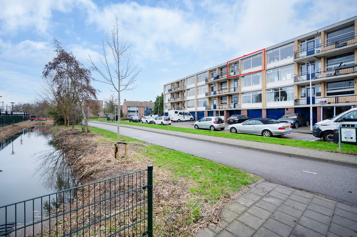 Bright 3-Room Apartment with Two Balconies Near Station and Town Centre — 57