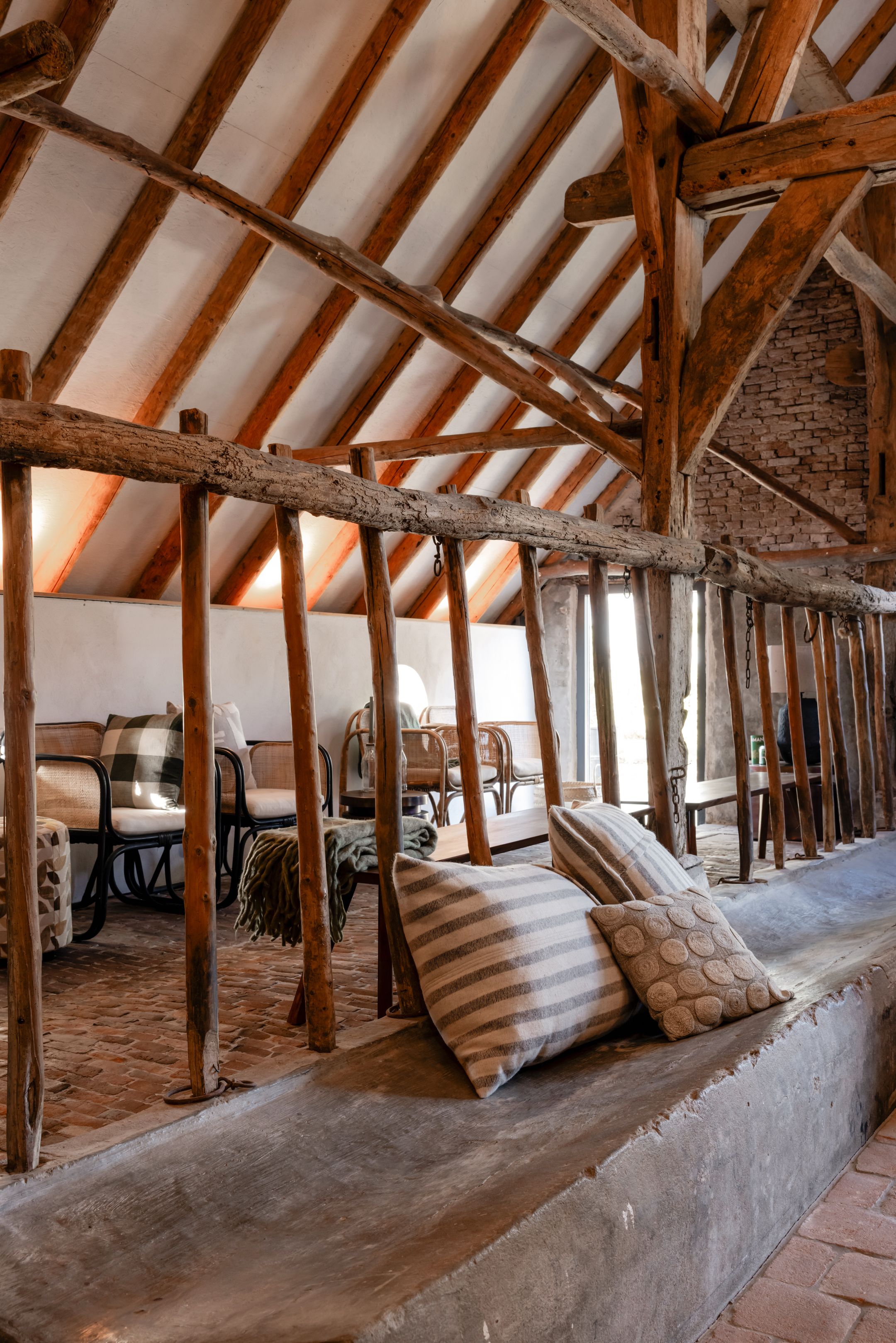 Historic Thatched Farmstead with Guest Suites and 1.6 Hectares of Land — 24
