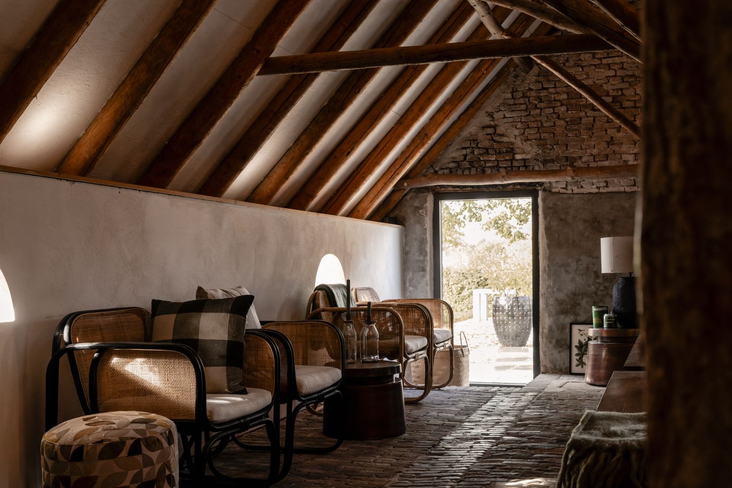 Historic Thatched Farmstead with Guest Suites and 1.6 Hectares of Land — 25