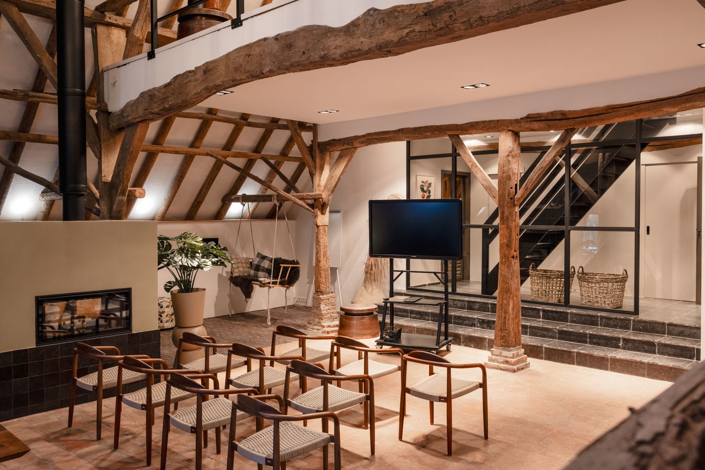 Historic Thatched Farmstead with Guest Suites and 1.6 Hectares of Land — 29