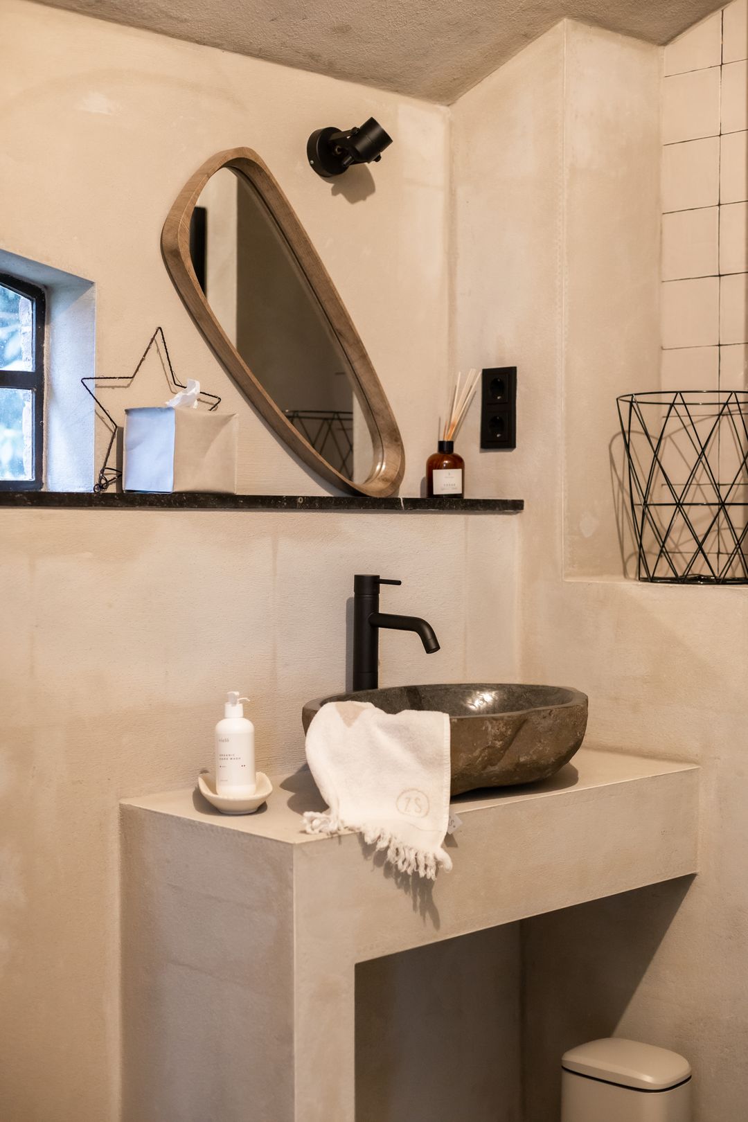 Historic Thatched Farmstead with Guest Suites and 1.6 Hectares of Land — 37