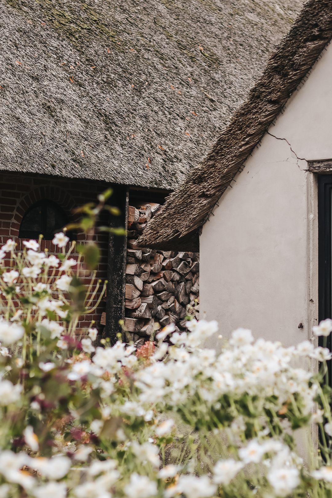 Historic Thatched Farmstead with Guest Suites and 1.6 Hectares of Land — 43