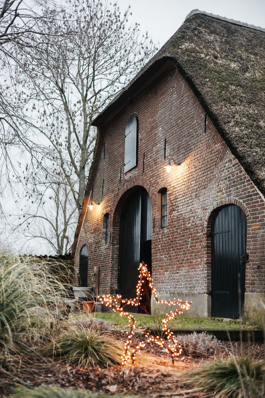 Historic Thatched Farmstead with Guest Suites and 1.6 Hectares of Land — 47