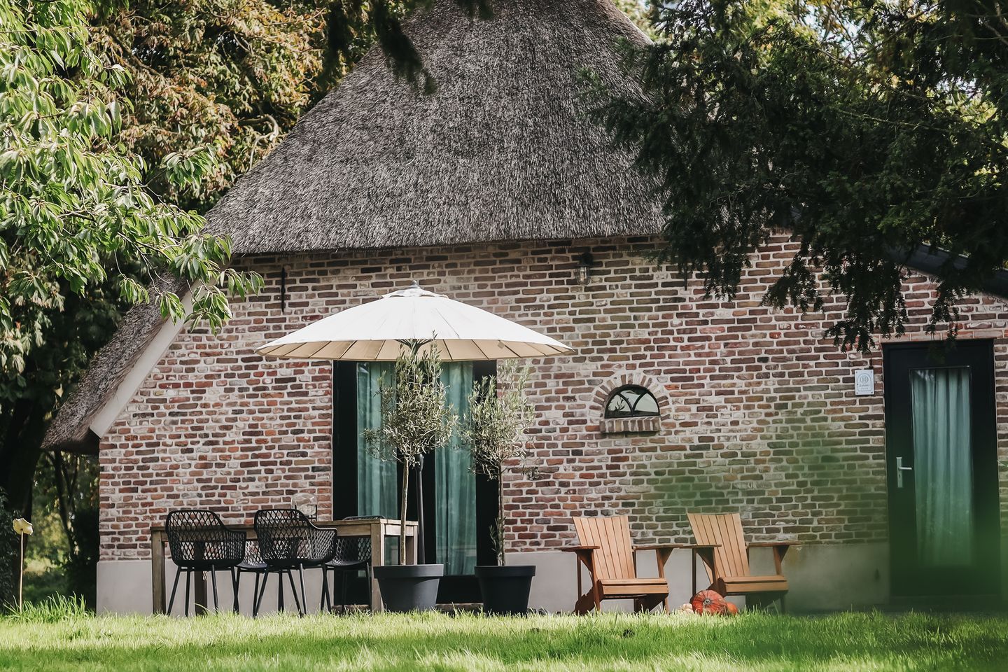 Historic Thatched Farmstead with Guest Suites and 1.6 Hectares of Land — 50