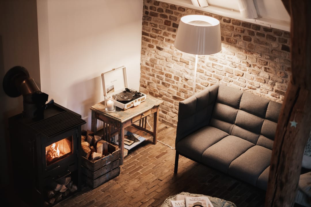 Historic Thatched Farmstead with Guest Suites and 1.6 Hectares of Land — 52