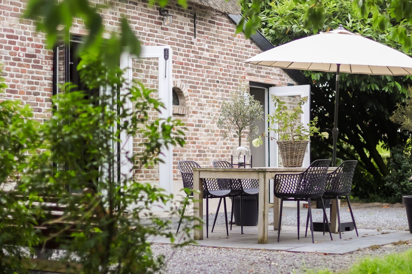Historic Thatched Farmstead with Guest Suites and 1.6 Hectares of Land — 55