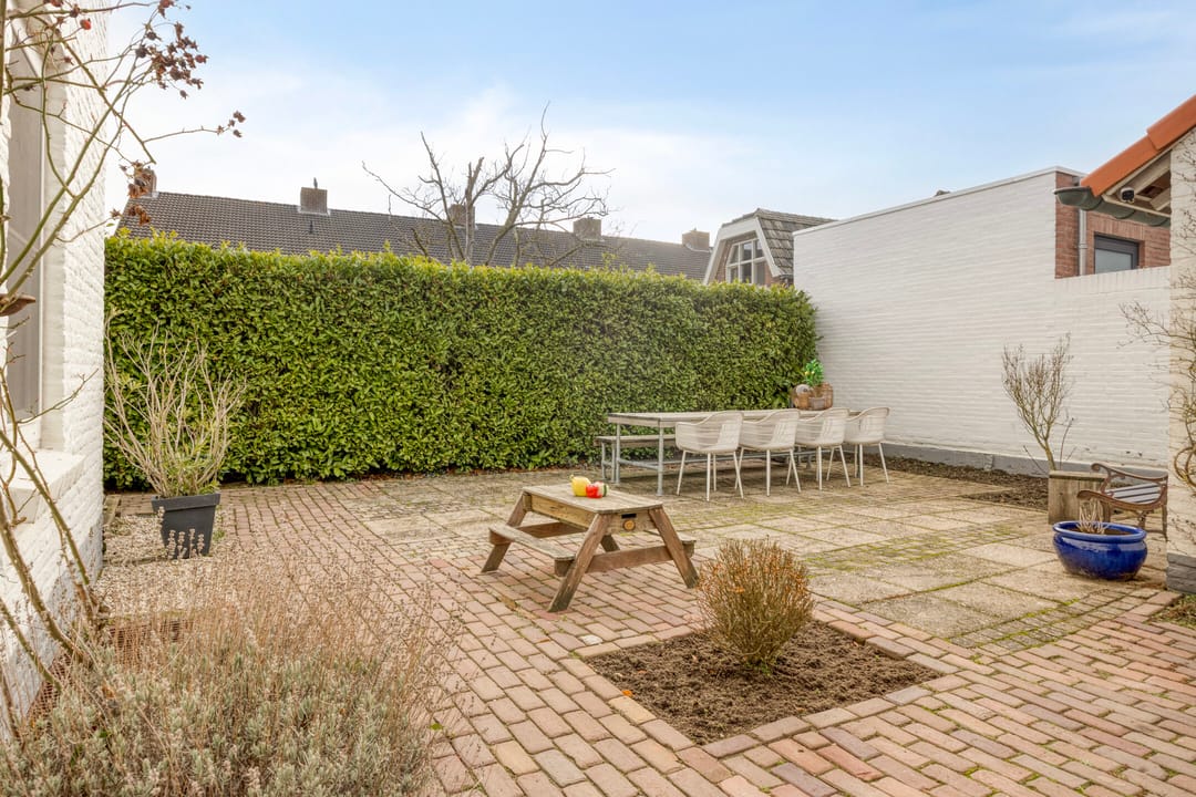 Charming Monumental Detached House with Spacious Outdoor Storage — 62