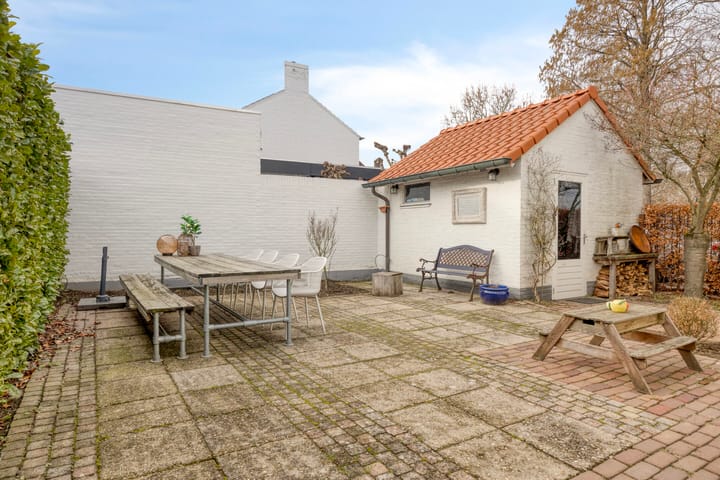 Charming Monumental Detached House with Spacious Outdoor Storage — 63