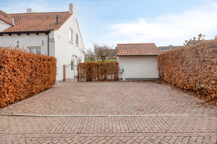Charming Monumental Detached House with Spacious Outdoor Storage — 71