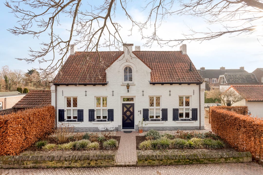 Charming Monumental Detached House with Spacious Outdoor Storage — 74