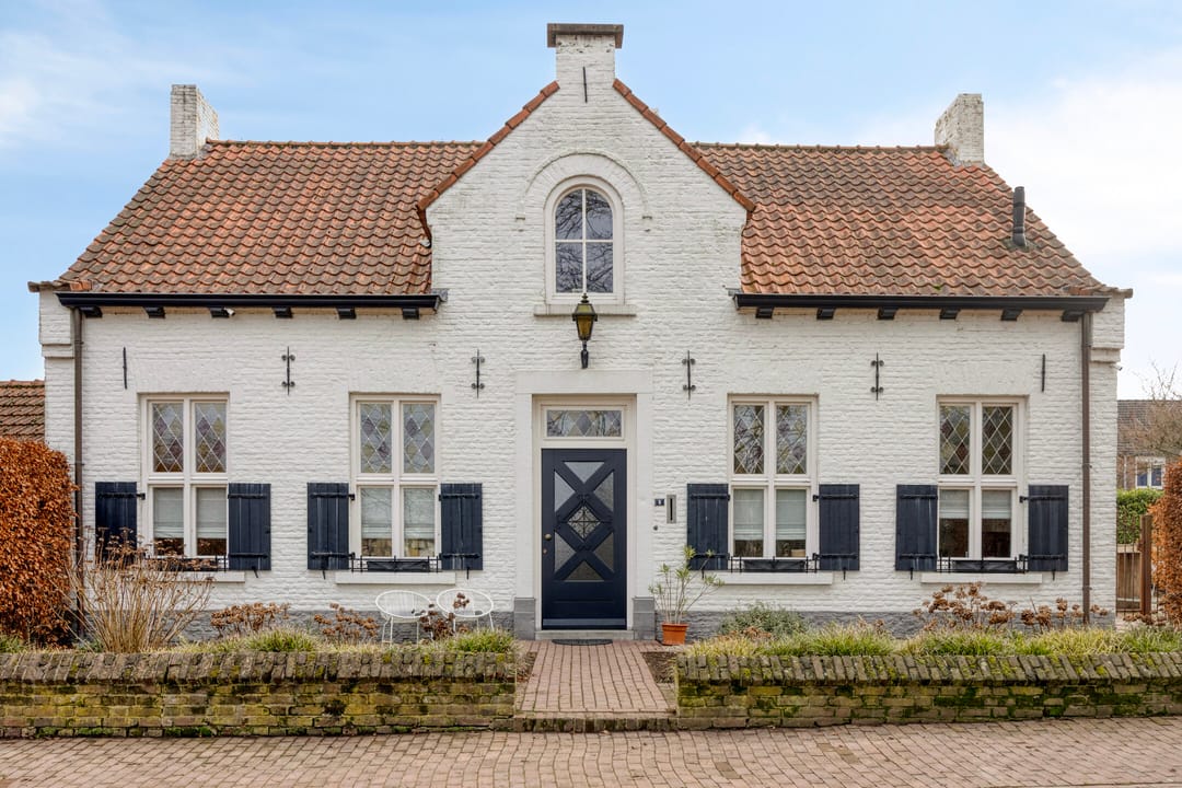 Charming Monumental Detached House with Spacious Outdoor Storage — 76