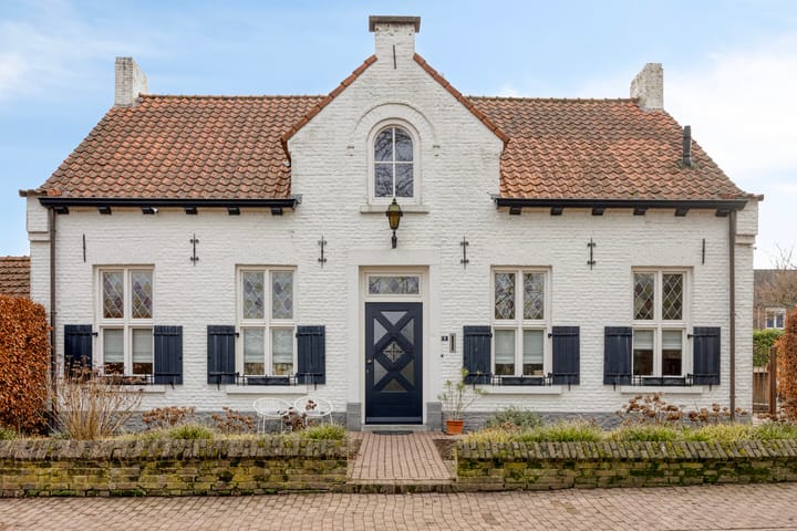 Charming Monumental Detached House with Spacious Outdoor Storage — 75
