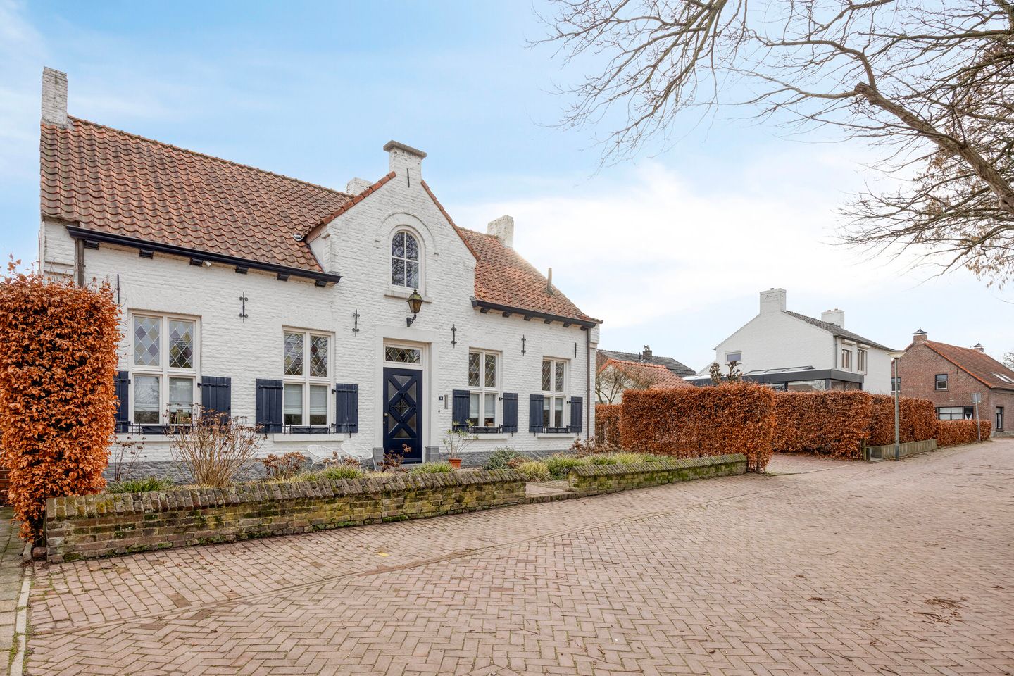 Charming Monumental Detached House with Spacious Outdoor Storage — 80