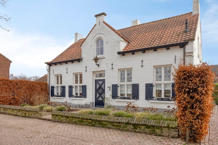Charming Monumental Detached House with Spacious Outdoor Storage — 81