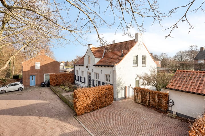 Charming Monumental Detached House with Spacious Outdoor Storage — 82
