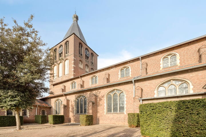 Charming Monumental Detached House with Spacious Outdoor Storage — 90